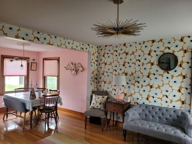 Building Photo - Tri level 3b2b home for rent with fenced i...