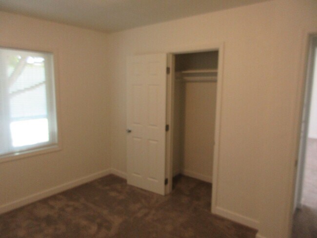 Building Photo - Two Bedroom Duplex with Garage