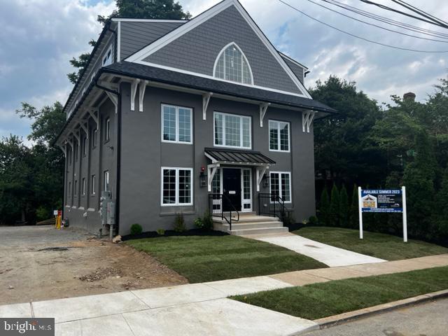 Building Photo - 215 E Linden St