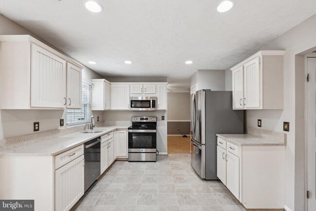 Building Photo - 5413 Tree Line Dr