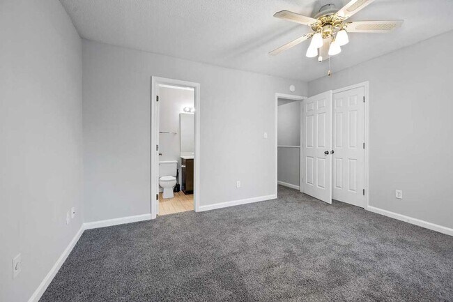 Building Photo - Convenient location