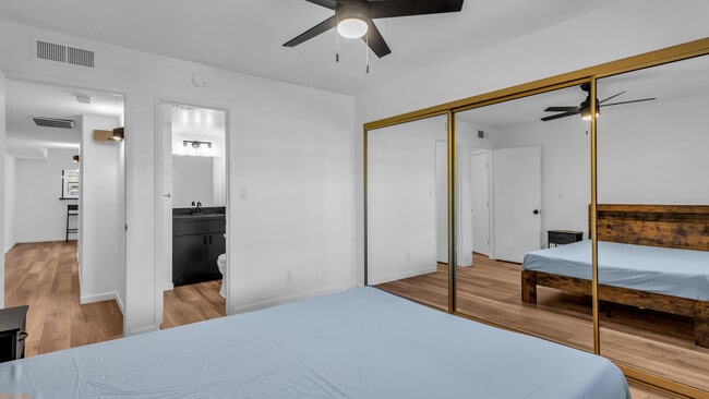 Building Photo - 5300 E Waverly Dr