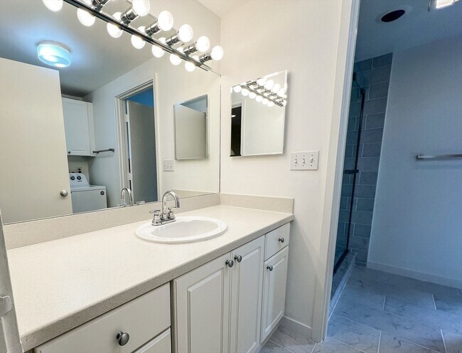 Building Photo - 11 Oak St