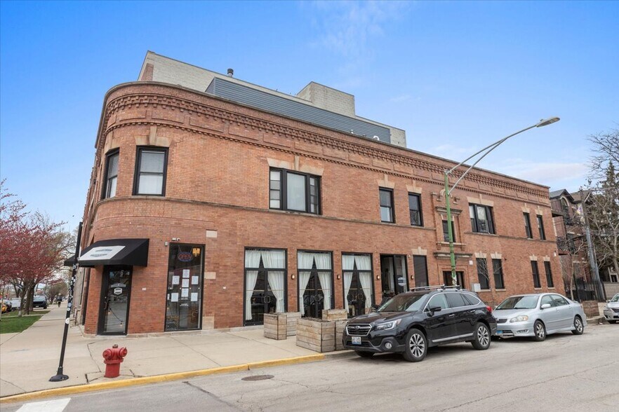 Primary Photo - 2700 W Chicago Ave