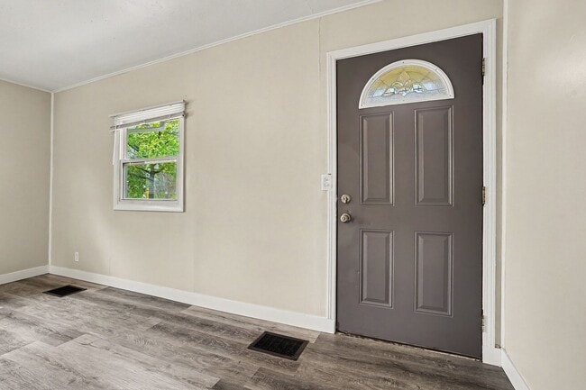 Building Photo - *Use Rently to view this unit and receive $150 off move-in* Cute Remodeled Two Bedroom 1 Bathroom...