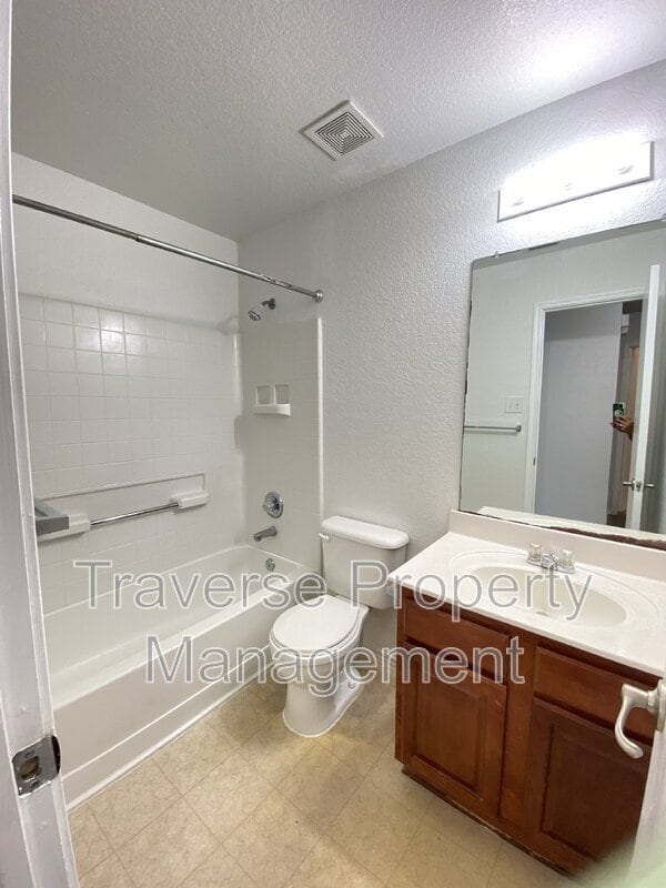 Building Photo - 8016 Meadow View Tr