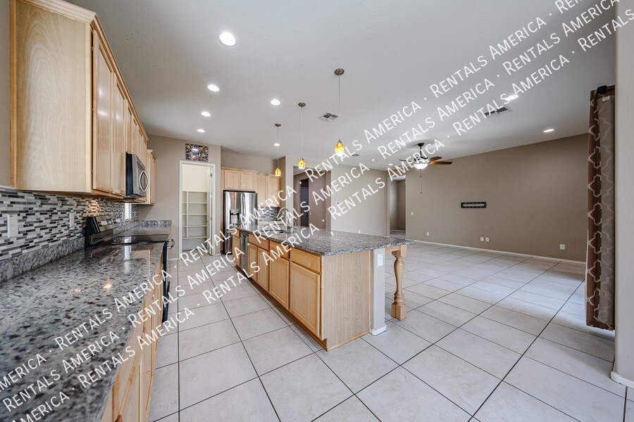 Building Photo - 10160 W Robin Ln