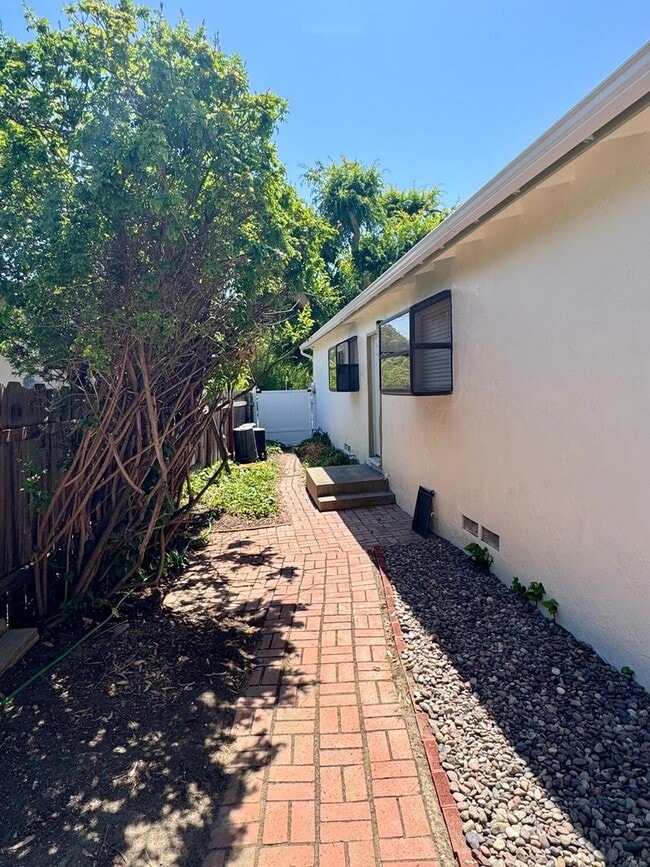 Building Photo - Beautiful & Welcoming 3 Bed/2 Bath Walking...