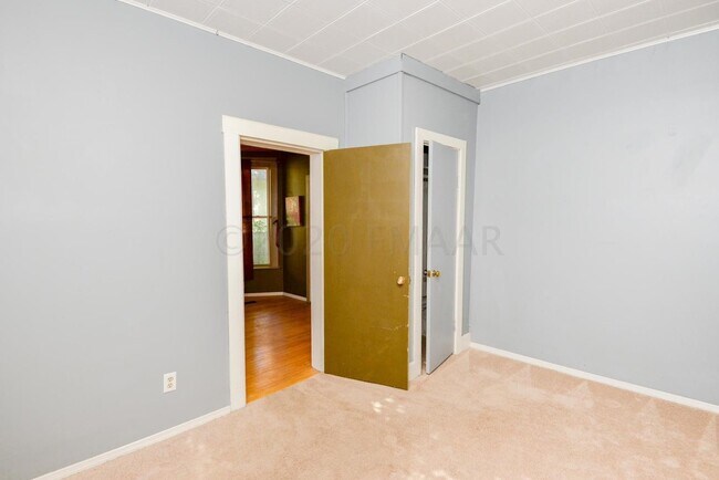 Building Photo - APPLICATION PENDING -- Gorgeous and spacio...