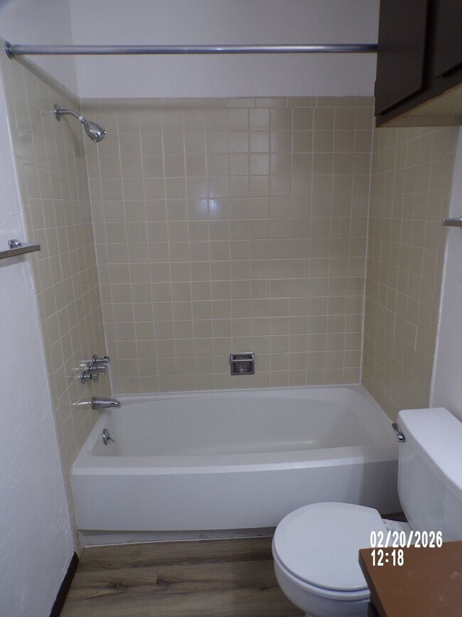 Building Photo - 2 STORY TOWNHOUSE , CLOSE TO SHOPPING AND RESTAURANTS