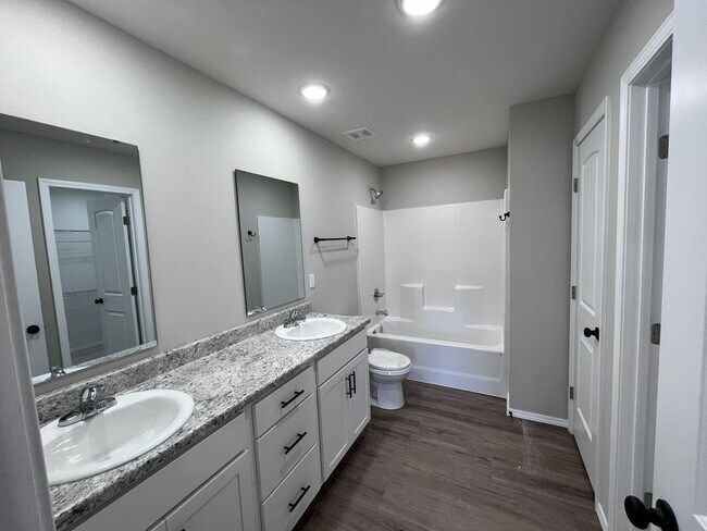 Building Photo - Great spacious home in Strafford