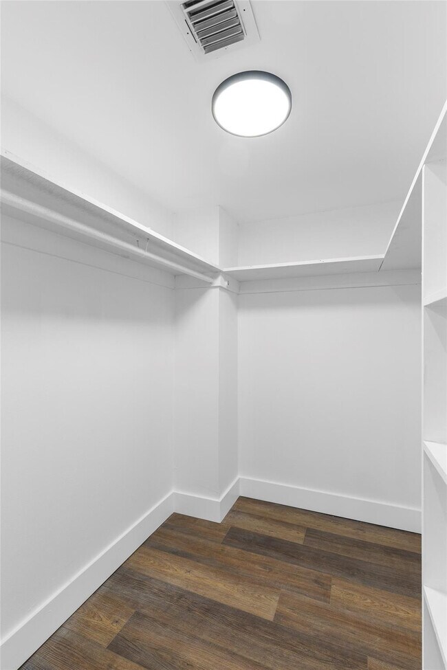 Building Photo - 2800 N Palm Aire Dr