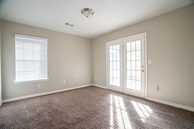 Building Photo - 3 bed 2 Bath townhome in a great location