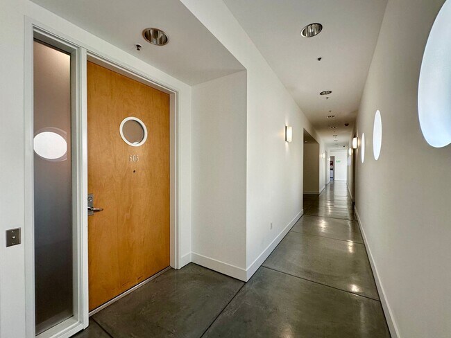 Building Photo - FURNISHED LUXURY TOP-FLOOR 2BR/2.5BA PENTH...