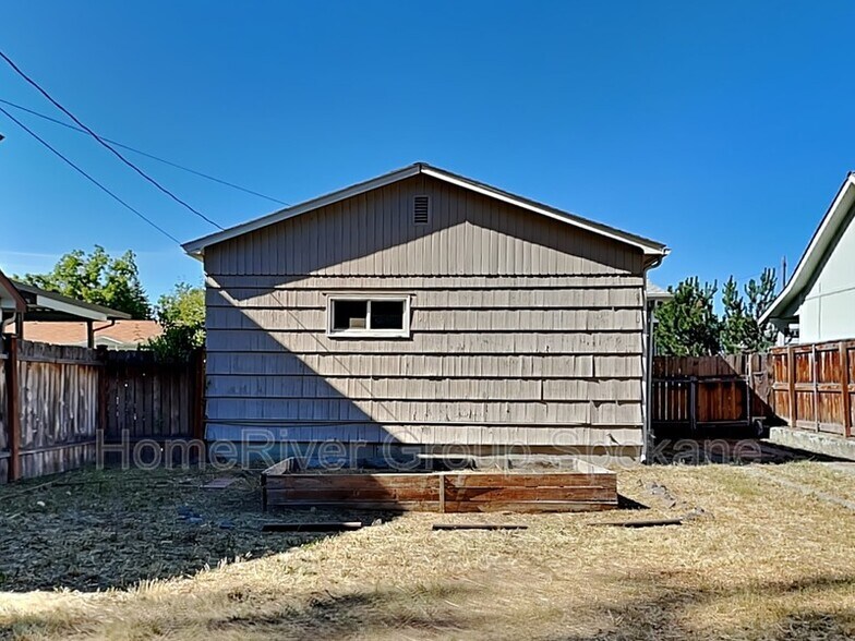 Building Photo - 1834 E 6th Ave