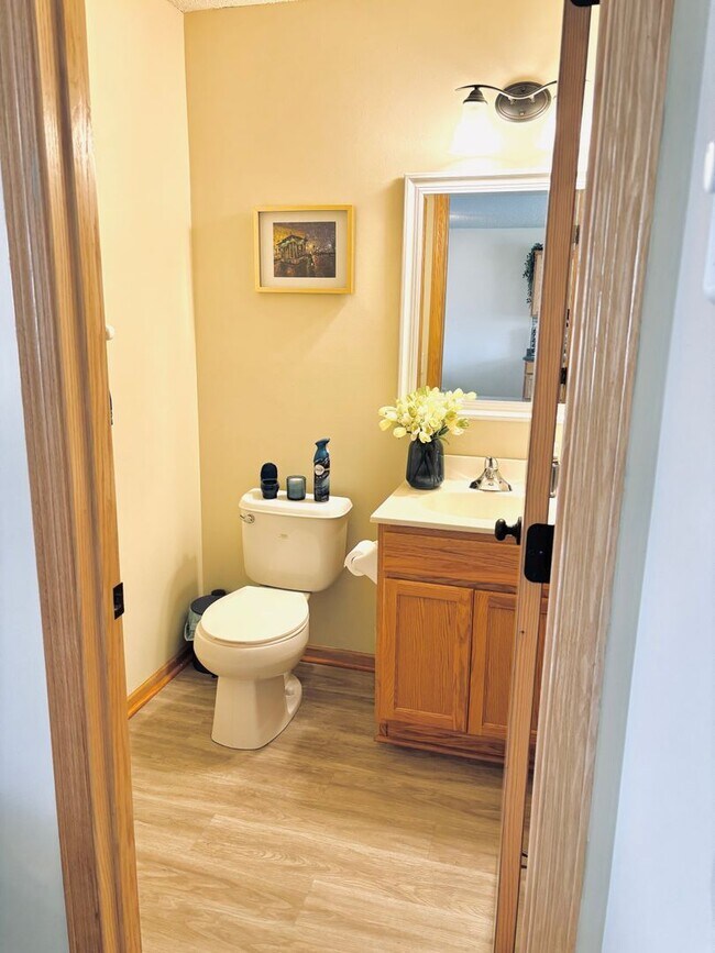 Building Photo - Updated 3bed 3bath End Unit Townhome w’Great Views