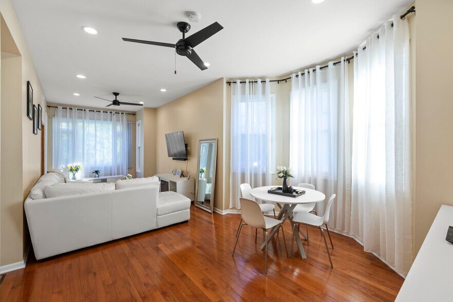 Building Photo - 2028 N Hamlin Ave