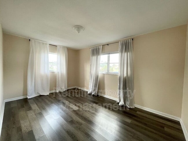 Building Photo - 335 Beachwood Rd