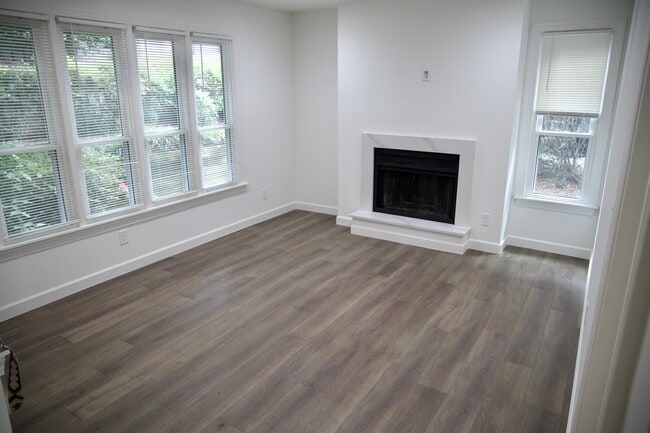 Primary Photo - 601 Queens Rd