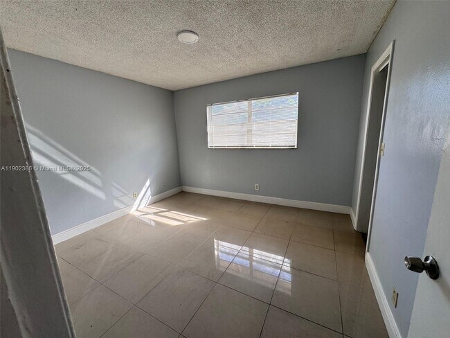 Building Photo - 6840 Pembroke Rd