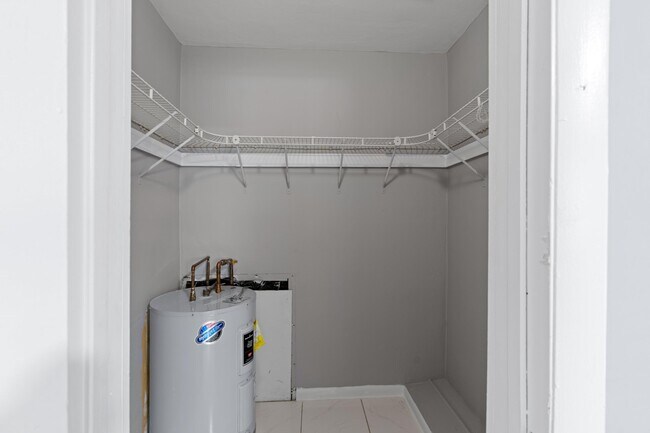 Building Photo - 6125 SW 48th Ct