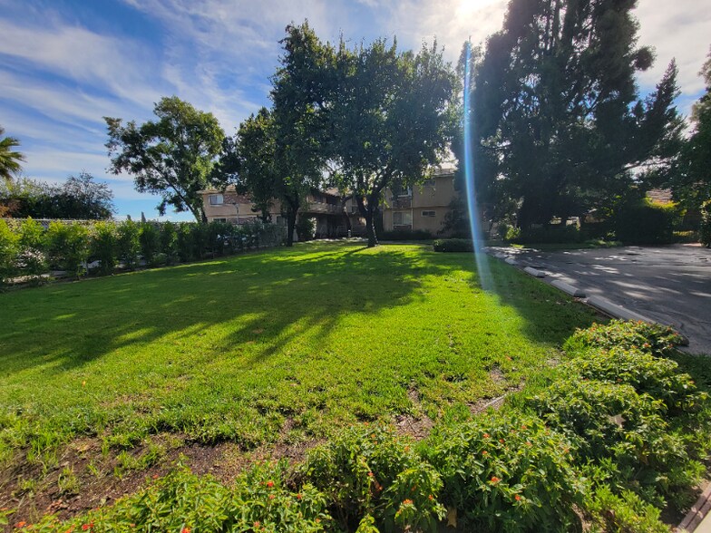 Building Photo - 13531 Wyandotte St