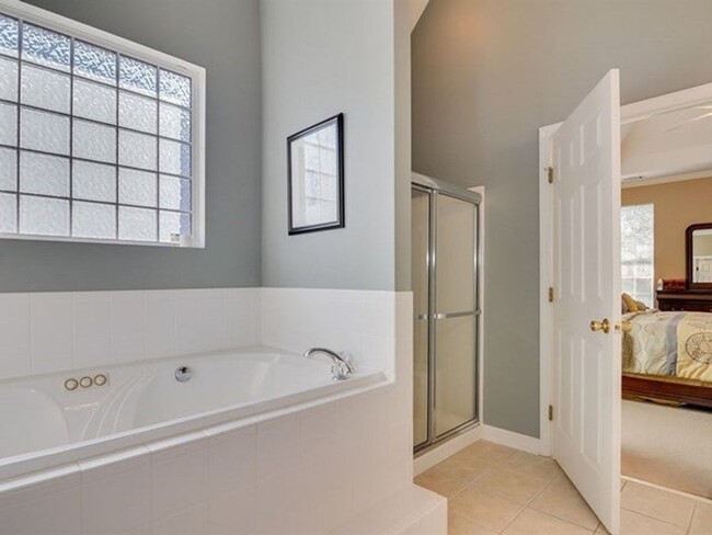 Building Photo - 5 bedroom, 3.5 bathroom home with pool in ...