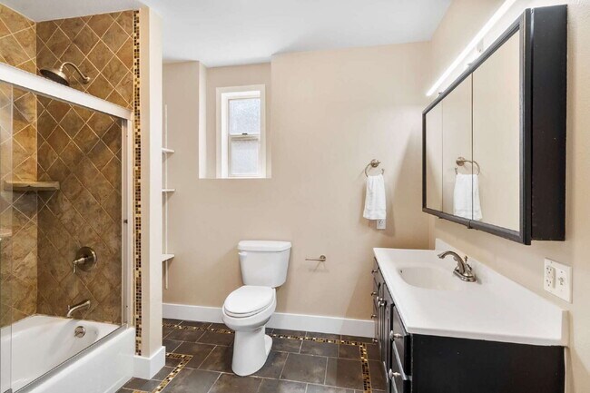 Building Photo - Modern 4-Bedroom Retreat Near Lake Whatcom...