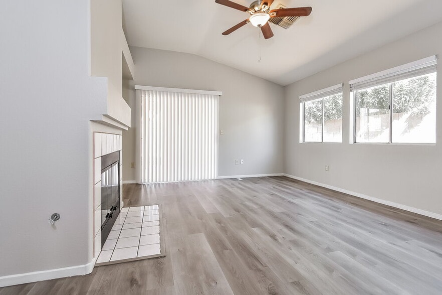 Building Photo - 5244 Del Lago Dr