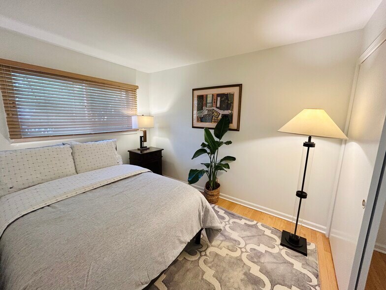 Full bedroom - 335 Scott St