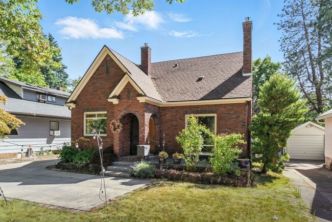 Building Photo - Gorgeous Brick Home Near Audubon Park