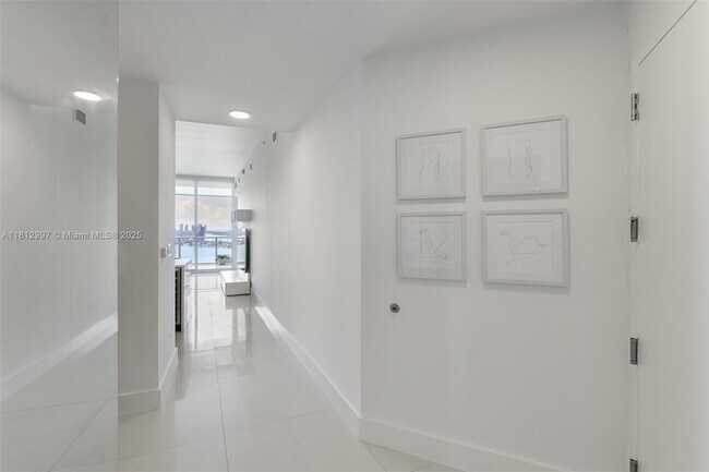 Building Photo - 2020 N Bayshore Dr