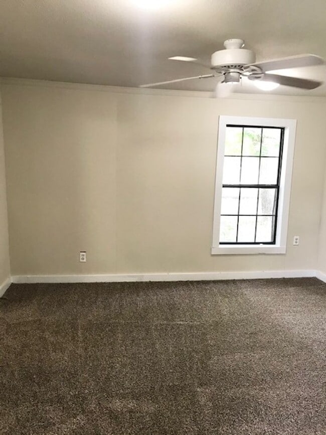 Building Photo - 1004 Ave F