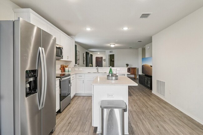 Building Photo - 475 Grenada Lk Dr