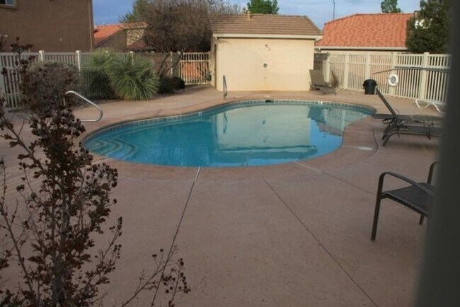 Building Photo - 3 bed 2 bath townhome with garage - Bedrock