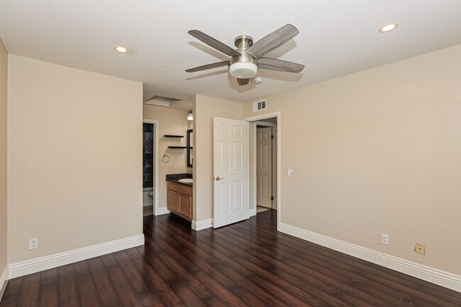 Building Photo - 2375 Del Mar Way