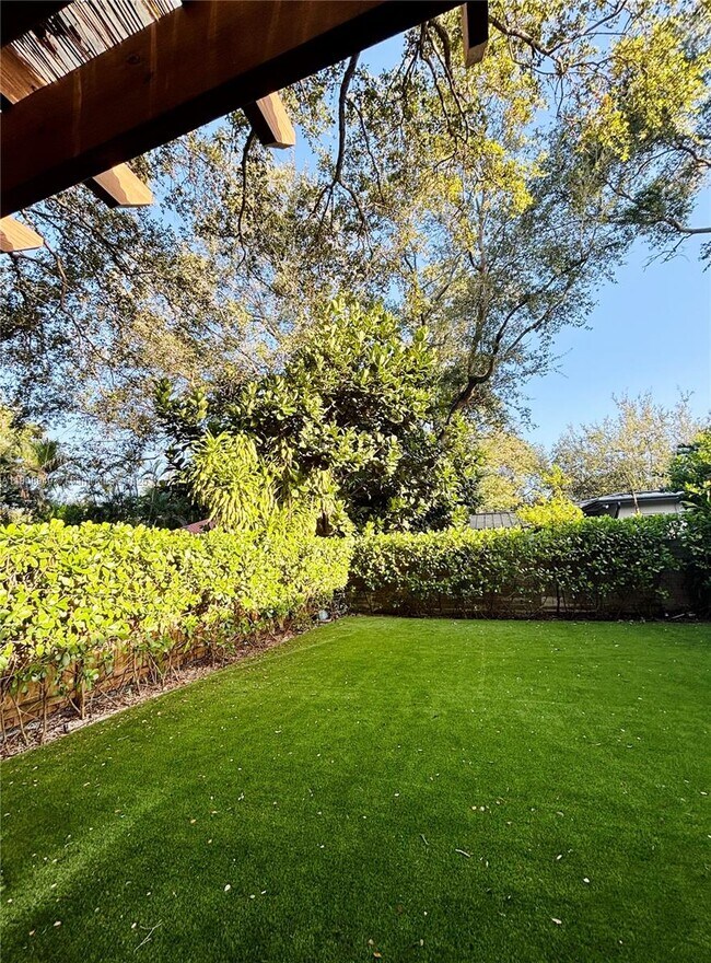 Building Photo - 330 NE 88th St