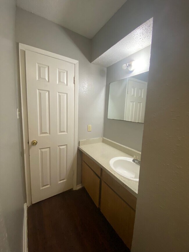 Building Photo - Spacious 2-Bedroom Near North Star