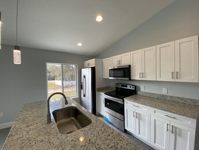 Building Photo - Desirable SW Ocala Neighborhood 3/2/2 **WON'T LAST**