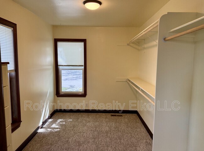 Building Photo - 698 4th St