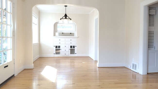 Building Photo - 2551 NE 32nd Pl