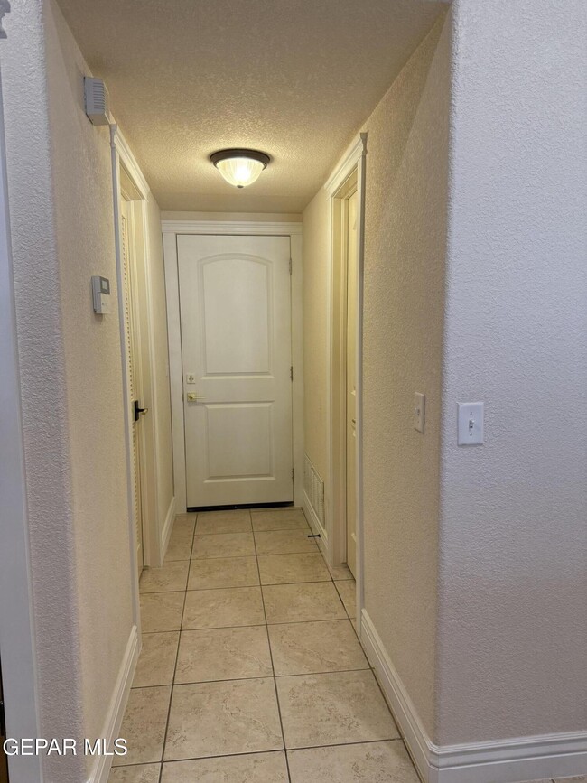 Building Photo - 3737 Tierra Campa Dr