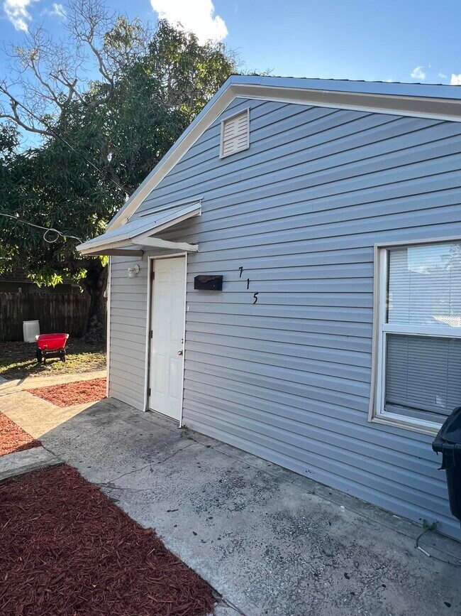 Building Photo - 717 S B St