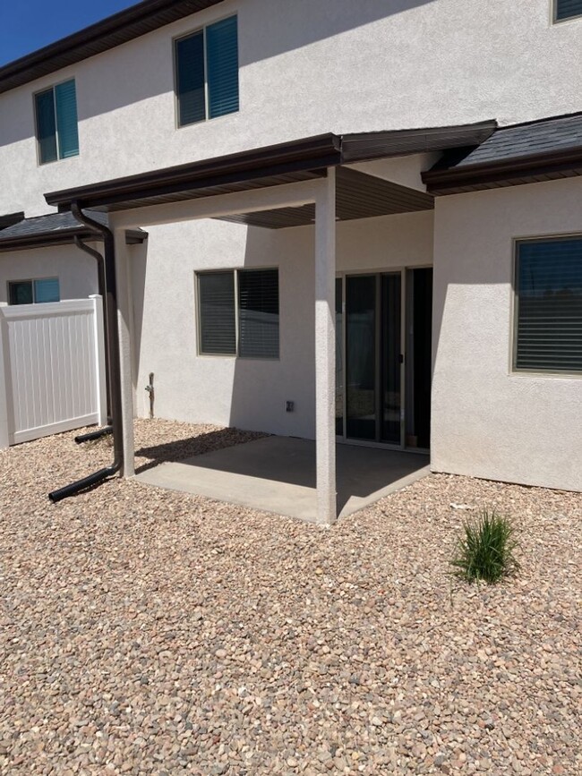 Building Photo - Move-In Discount - 3 Bed - 2.5 Bath - Larg...