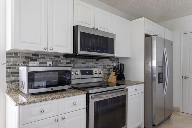 Building Photo - 16711 Collins Ave