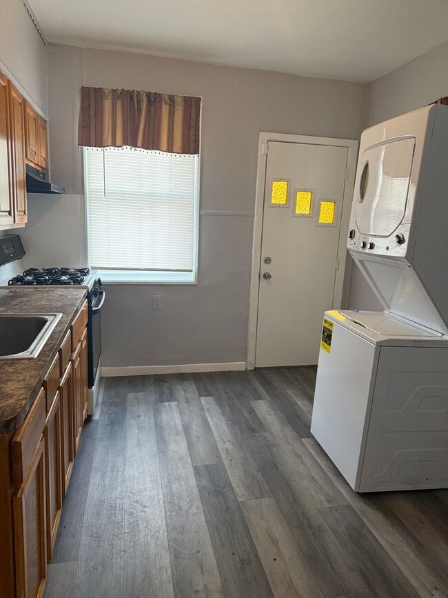 Building Photo - 3 Bedroom Home Steps to LaSalle University