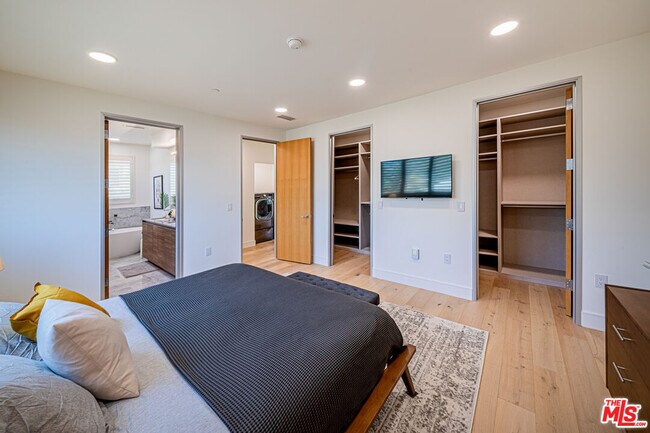 Building Photo - 6142 1/2 Lexington Ave