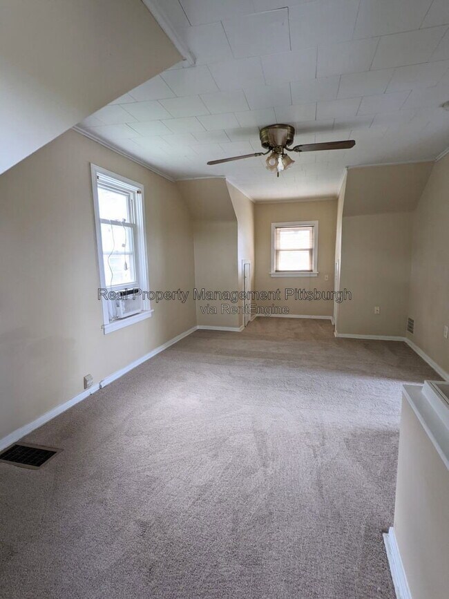 Building Photo - 302 W Miller Ave