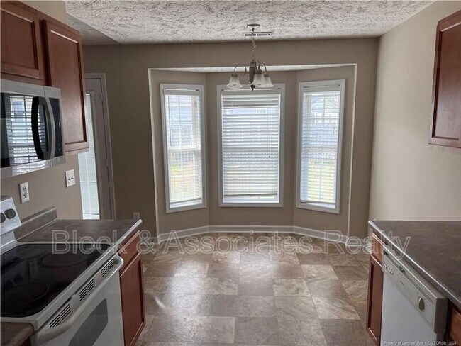 Building Photo - 1465 Avoncroft Dr