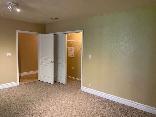 Building Photo - 5 bedroom 3 bathroom gorgeous house with v...